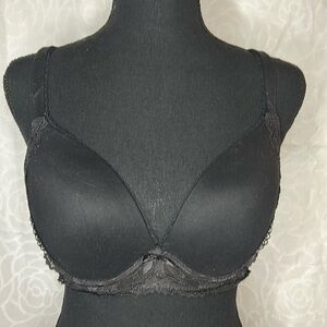 VICTORIA’S SECRET black Body by Victoria No Wire padded bra. Size 36 C.